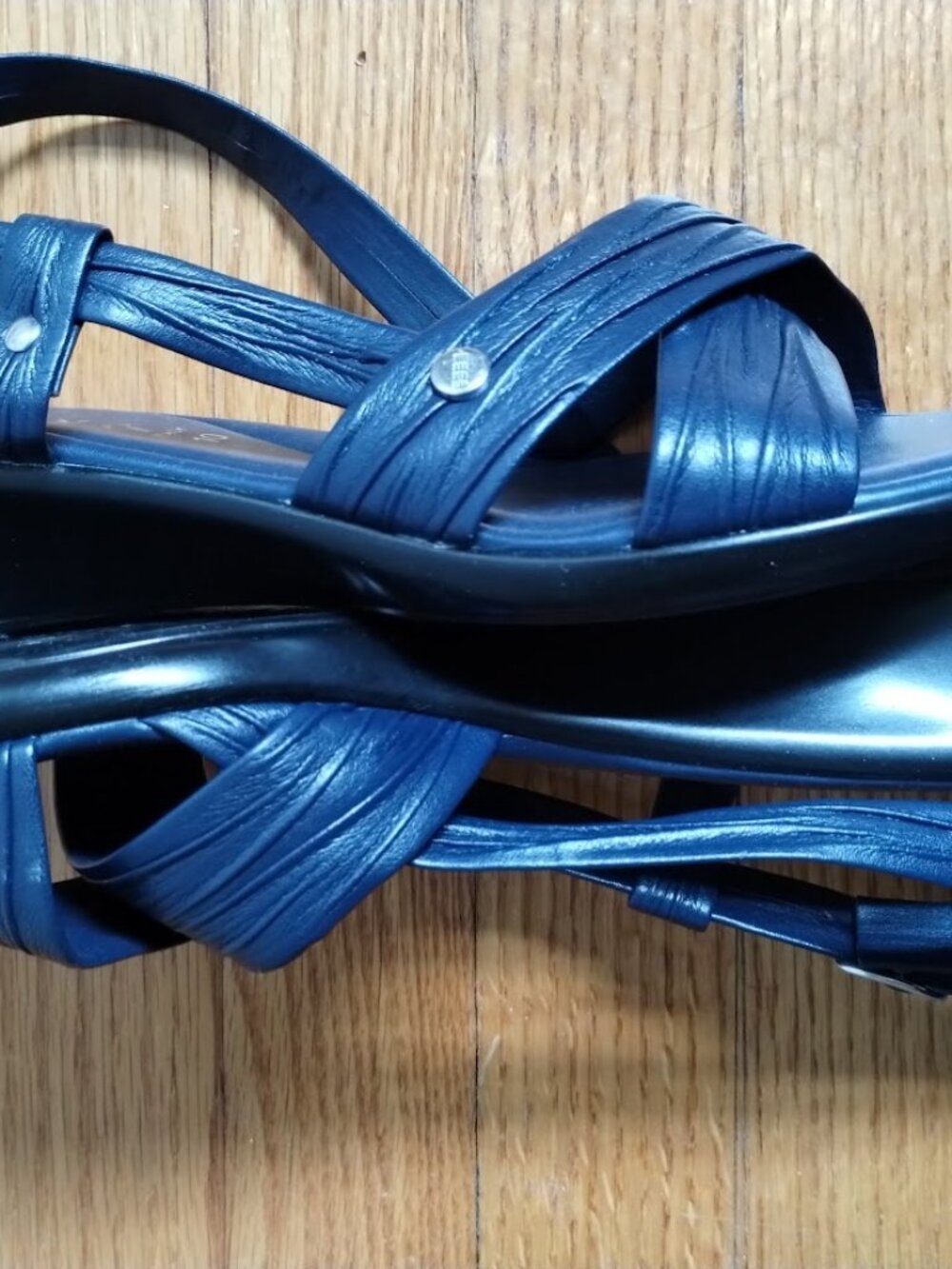 Italian Shoemakers Wedge Sandals Crisscross Strap Secure Ankle Buckle Size 10